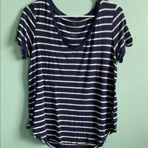 •american eagle v neck t-shirt